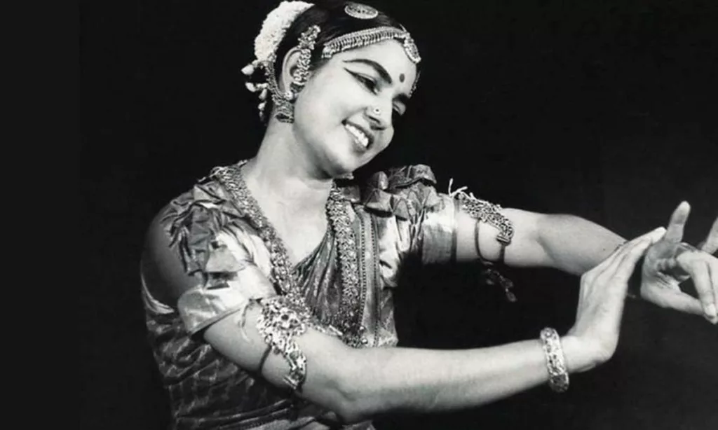 Rukmini Devi Arundale fundadora de Kalakshetra Foundation, una institución india dedicada al Bharatanatyam. Misma institución en la que estudió Francisco Valiente, profesor de bharatanatyam en madrid y online.