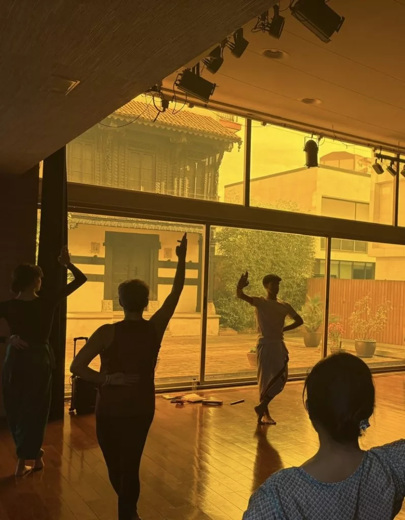 Francisco Valiente is teaching the students of this workshop at Casa de la India Valladolid with a beautiful and orange light at the background.