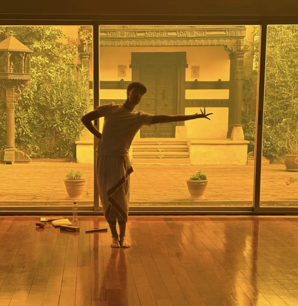 Francisco Valiente is teaching the students of this workshop at Casa de la India Valladolid with a beautiful and orange light at the background.