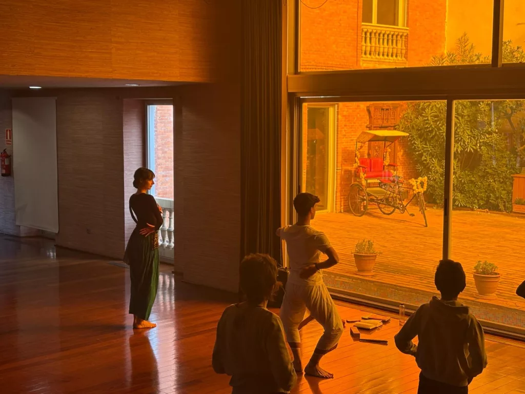 Francisco Valiente is teaching the students of this workshop at Casa de la India Valladolid with a beautiful and orange light at the background.