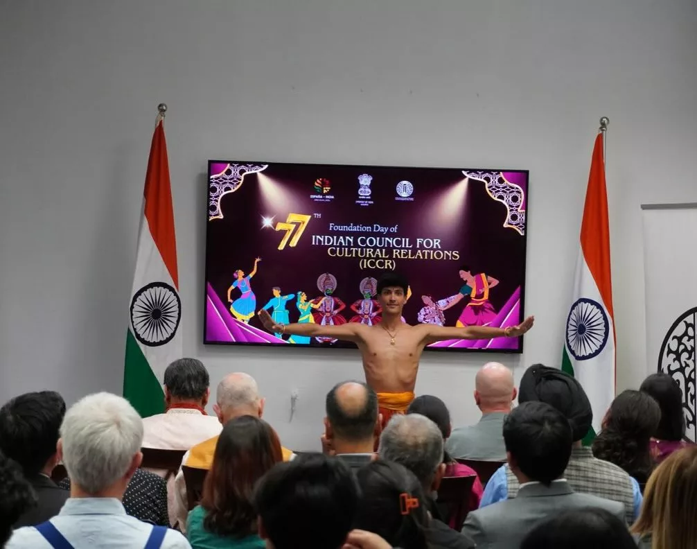 Francisco Valiente gives a speech as an alumnus of ICCR and shares his experience in India, his professional vission, finishing with a small bharatanatyam performance.