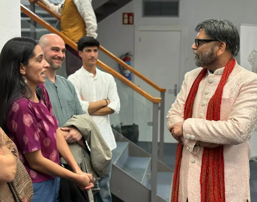 Francisco Valiente gives a speech as an alumnus of ICCR and shares his experience in India, his professional vission, finishing with a small bharatanatyam performance.